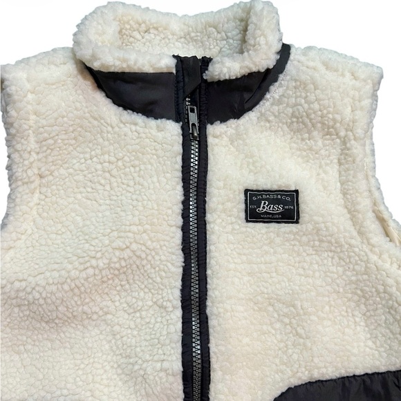 G.H. Bass Woman’s Fleece Sherpa Vest with Black Pockets Size 6 - Picture 2 of 6